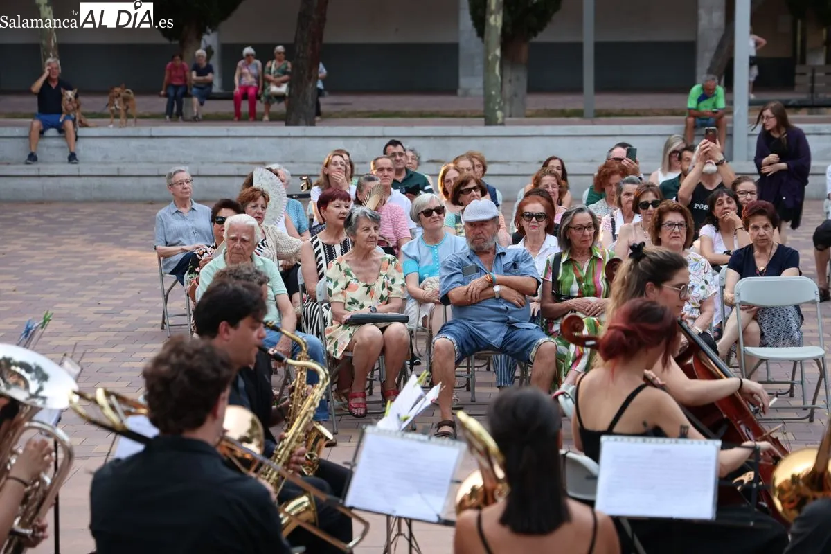 Buen ambiente en el concierto de la Banda Municipal de Música en la plaza de Barcelona | FOTOS: David Sañudo