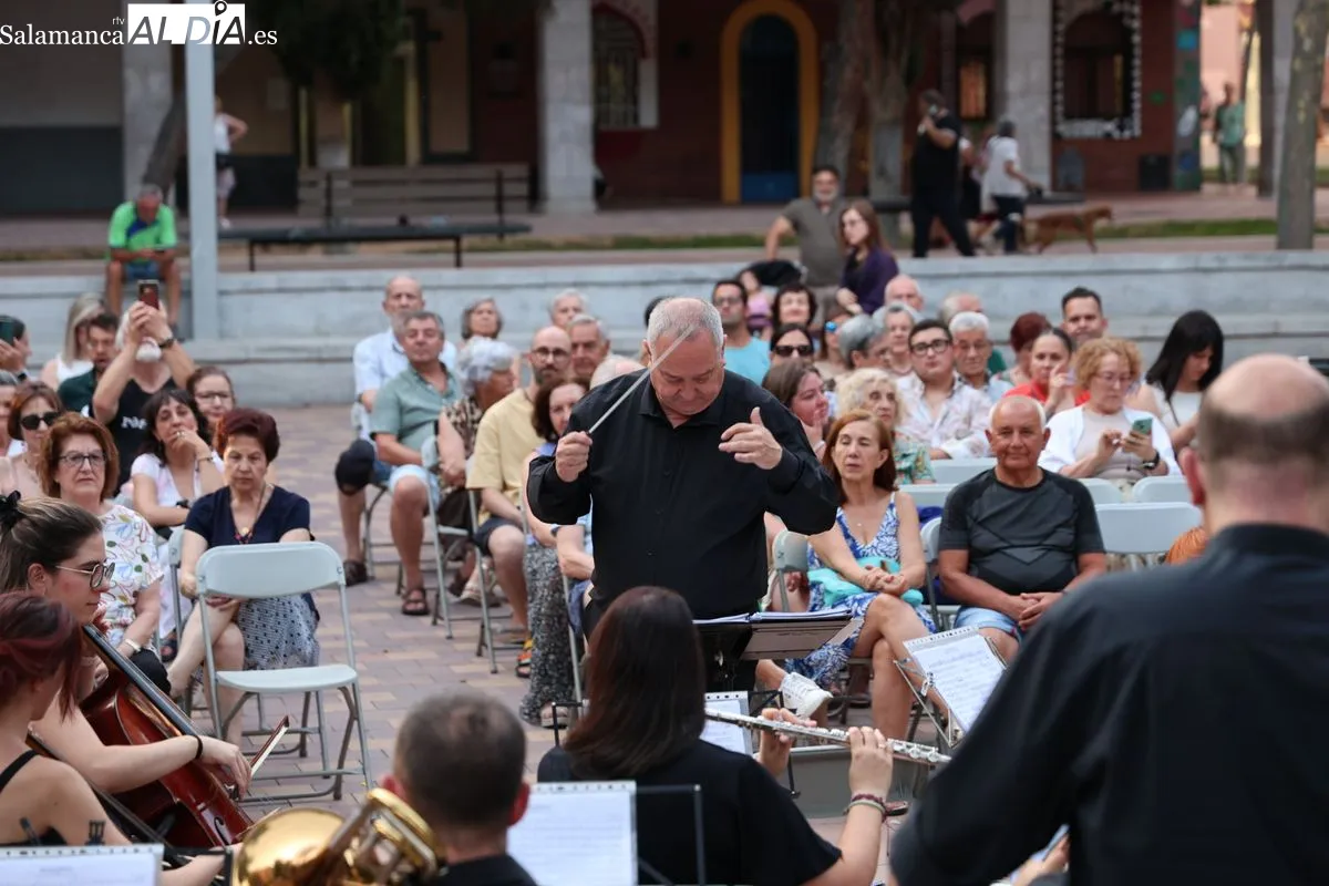 Buen ambiente en el concierto de la Banda Municipal de Música en la plaza de Barcelona | FOTOS: David Sañudo