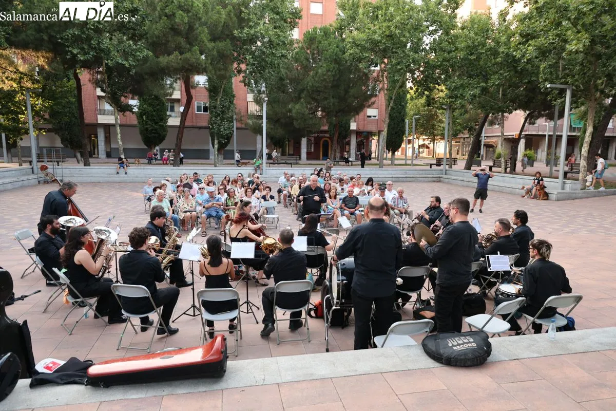 Buen ambiente en el concierto de la Banda Municipal de Música en la plaza de Barcelona | FOTOS: David Sañudo