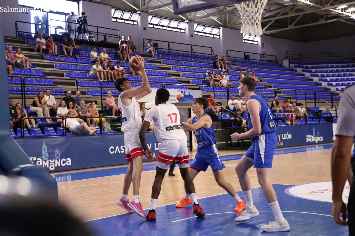 España y Serbia se enfrentan en Salamanca en el Torneo Internacional U18 de baloncesto | FOTOS: David Sañudo