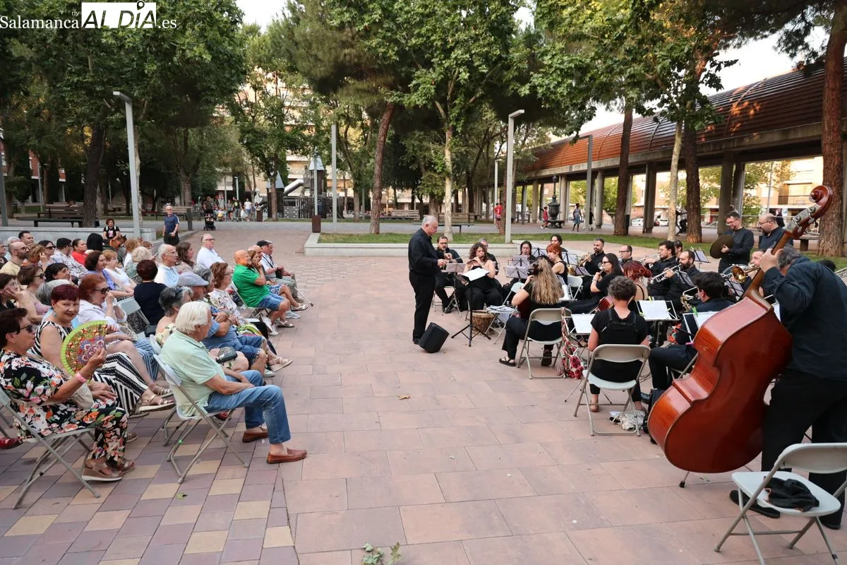 Buen ambiente en el concierto de la Banda Municipal de Música en la plaza de Barcelona | FOTOS: David Sañudo