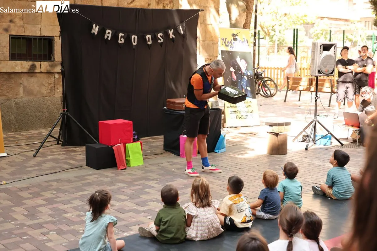 Éxito del Mago Oski en Salamanca, donde ha estrenado estrena su nuevo espectáculo familiar 'Magia a todo color' | FOTOS: David Sañudo 