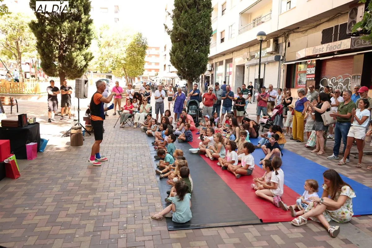 Éxito del Mago Oski en Salamanca, donde ha estrenado estrena su nuevo espectáculo familiar 'Magia a todo color' | FOTOS: David Sañudo 