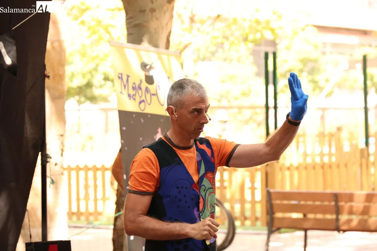 Éxito del Mago Oski en Salamanca, donde ha estrenado estrena su nuevo espectáculo familiar 'Magia a todo color' | FOTOS: David Sañudo 