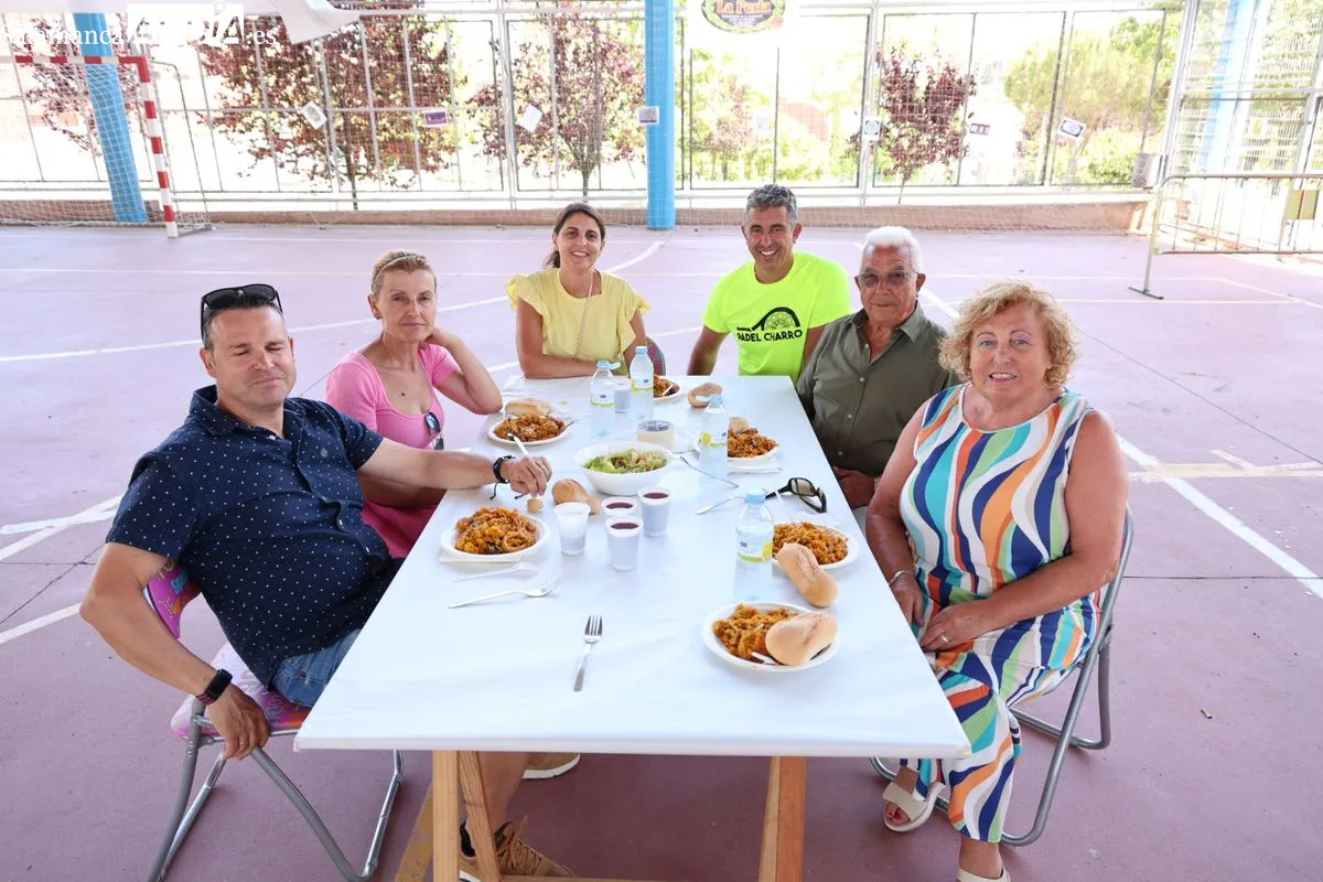 Los vecinos de Vistahermosa disfrutan de las sevillanas y una rica paella | FOTOS: David Sañudo