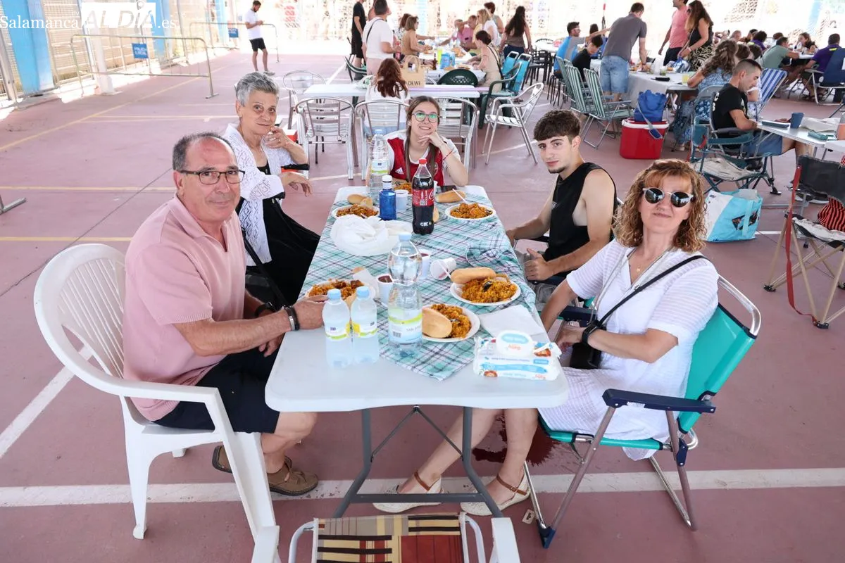Los vecinos de Vistahermosa disfrutan de las sevillanas y una rica paella | FOTOS: David Sañudo