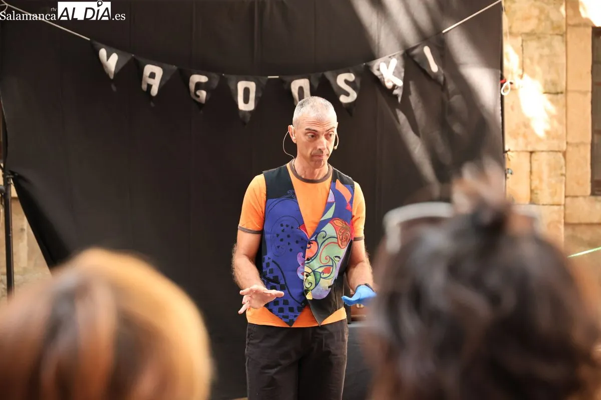Éxito del Mago Oski en Salamanca, donde ha estrenado estrena su nuevo espectáculo familiar 'Magia a todo color' | FOTOS: David Sañudo 