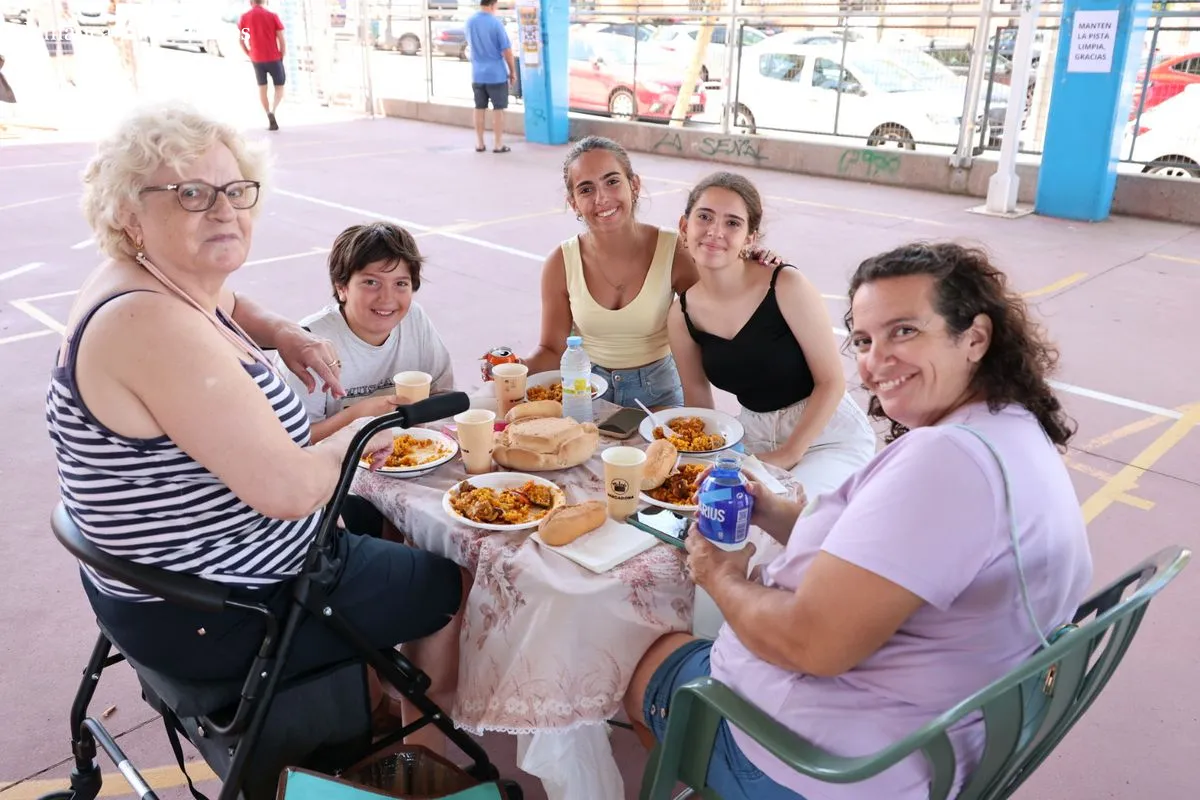 Los vecinos de Vistahermosa disfrutan de las sevillanas y una rica paella | FOTOS: David Sañudo