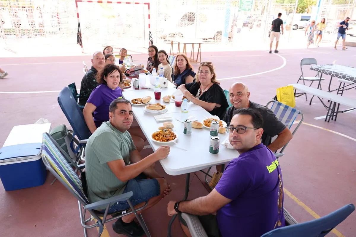Los vecinos de Vistahermosa disfrutan de las sevillanas y una rica paella | FOTOS: David Sañudo