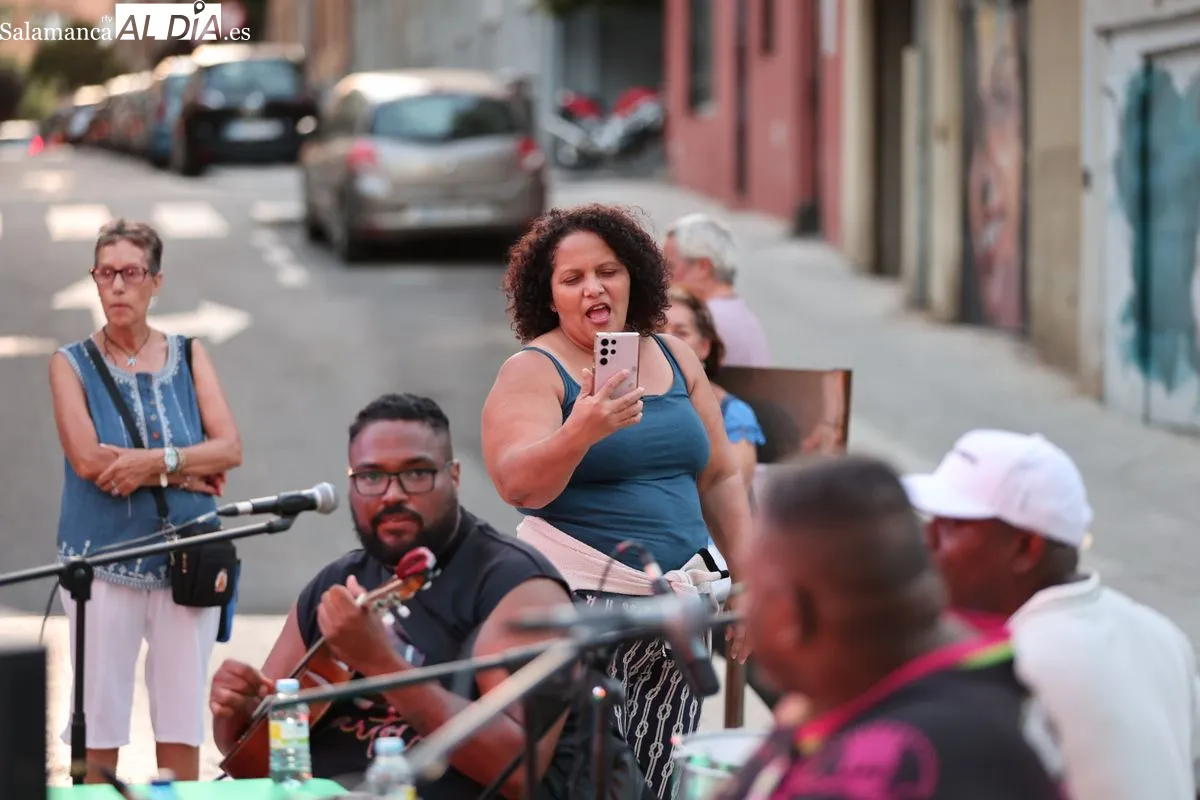 El Barrio del Oeste acoge una multitudinaria roda de samba al aire libre. Foto de David Sañudo