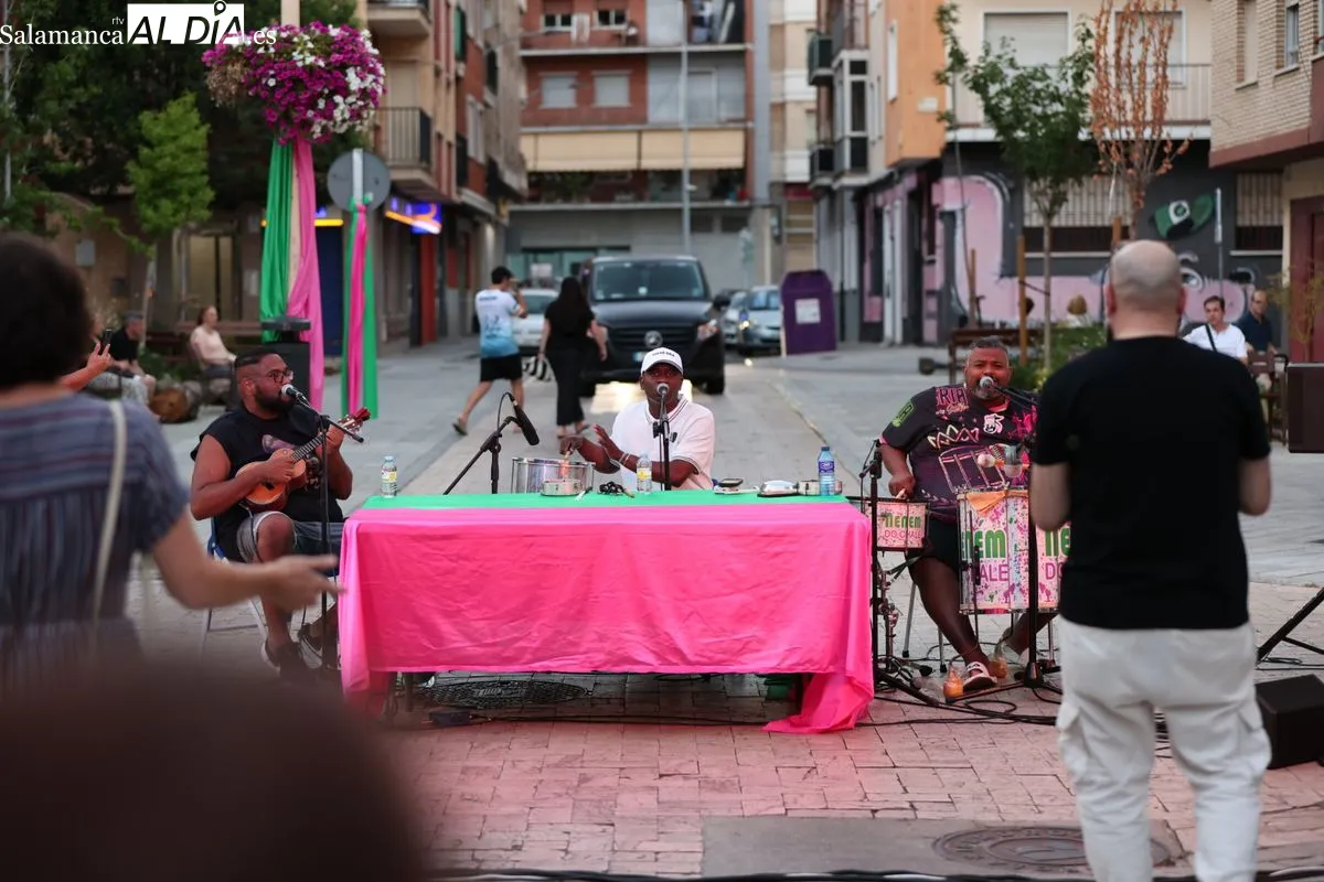 El Barrio del Oeste acoge una multitudinaria roda de samba al aire libre. Foto de David Sañudo