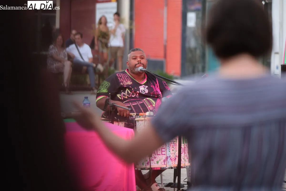 El Barrio del Oeste acoge una multitudinaria roda de samba al aire libre. Foto de David Sañudo