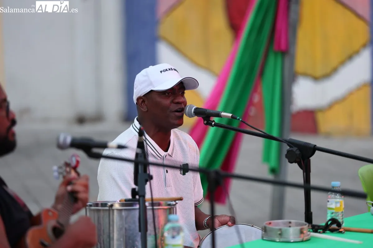 El Barrio del Oeste acoge una multitudinaria roda de samba al aire libre. Foto de David Sañudo