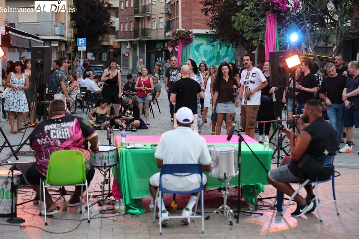 El Barrio del Oeste acoge una multitudinaria roda de samba al aire libre. Foto de David Sañudo