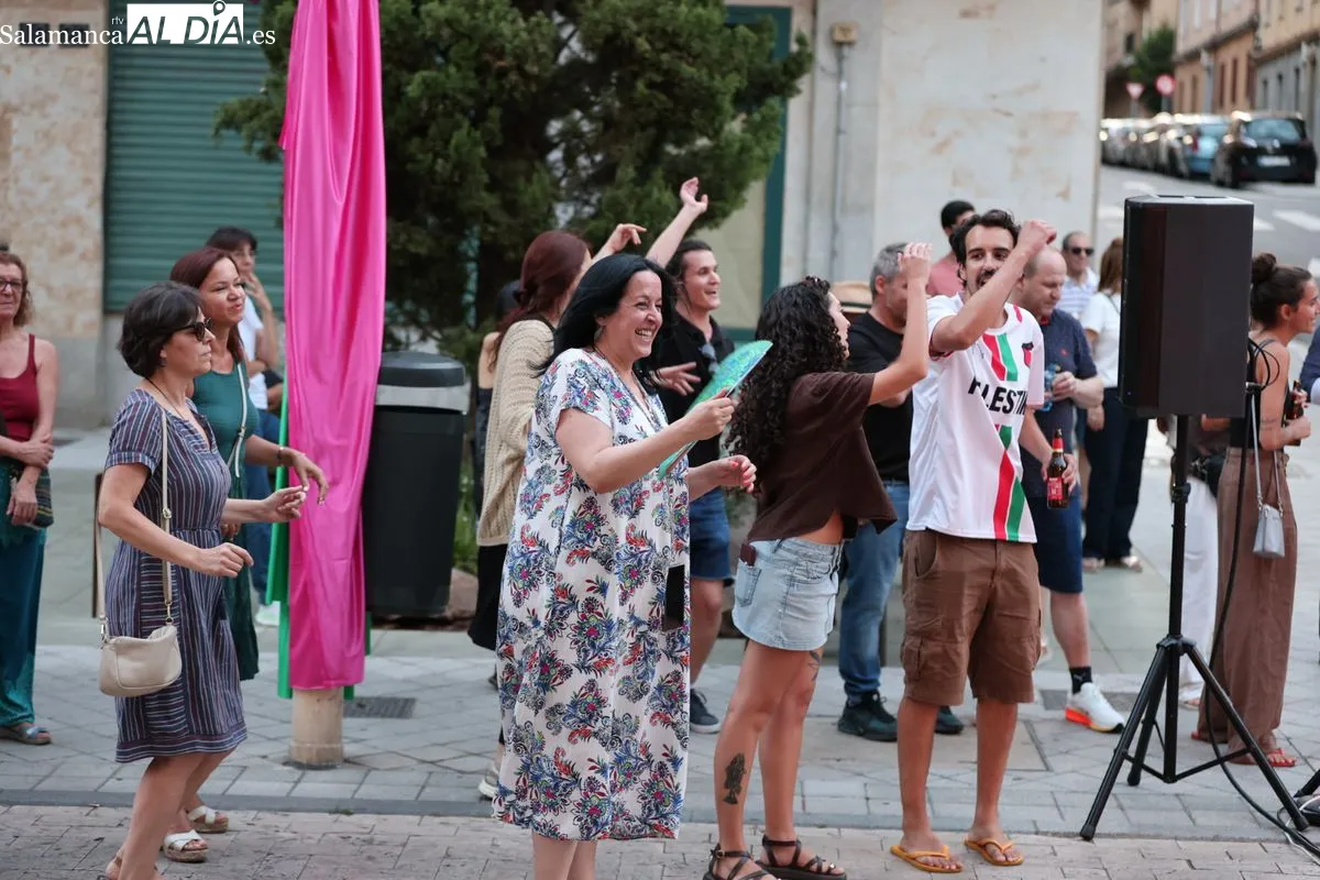 El Barrio del Oeste acoge una multitudinaria roda de samba al aire libre. Foto de David Sañudo