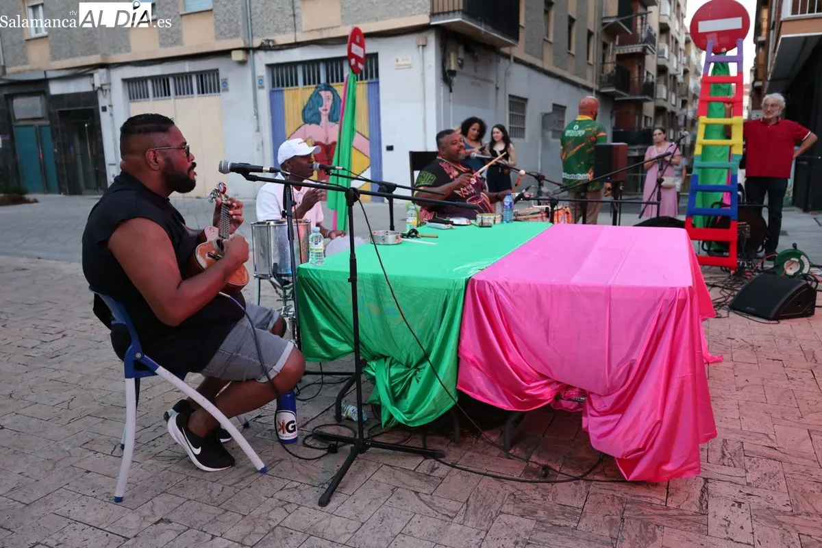 El Barrio del Oeste acoge una multitudinaria roda de samba al aire libre. Foto de David Sañudo