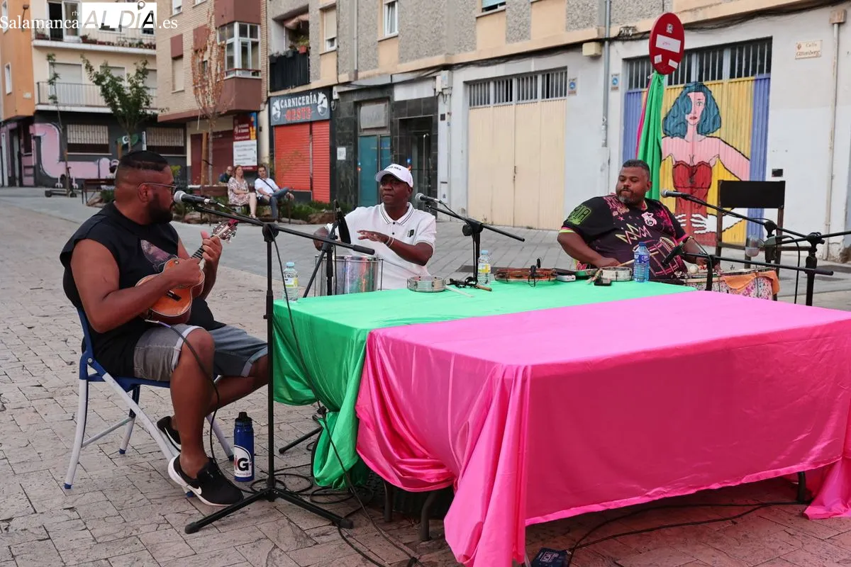 El Barrio del Oeste acoge una multitudinaria roda de samba al aire libre. Foto de David Sañudo
