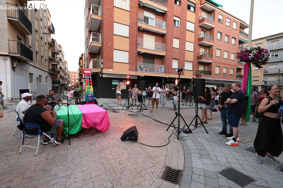 El Barrio del Oeste acoge una multitudinaria roda de samba al aire libre. Foto de David Sañudo