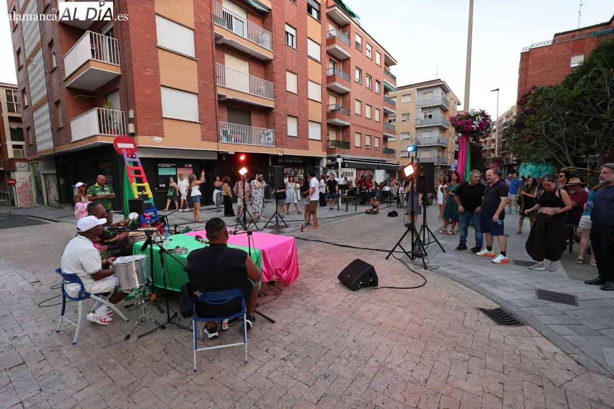 El Barrio del Oeste acoge una multitudinaria roda de samba al aire libre. Foto de David Sañudo