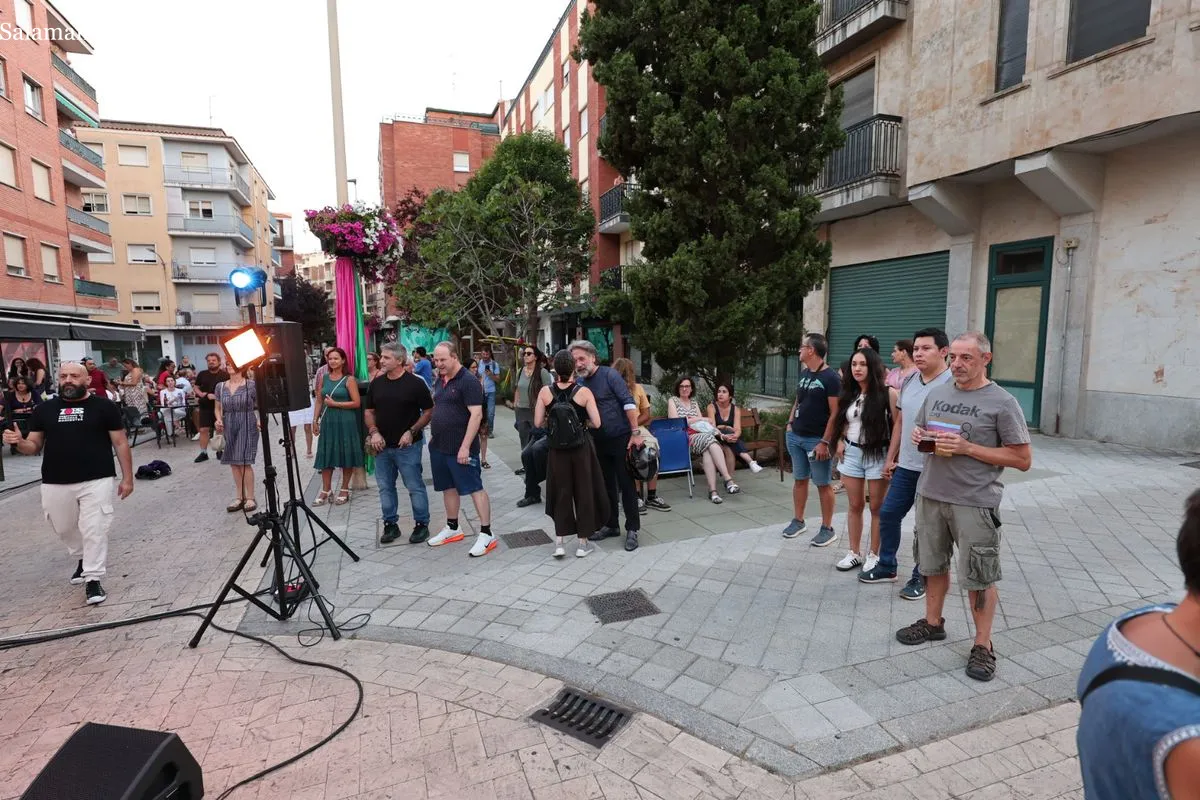 El Barrio del Oeste acoge una multitudinaria roda de samba al aire libre. Foto de David Sañudo