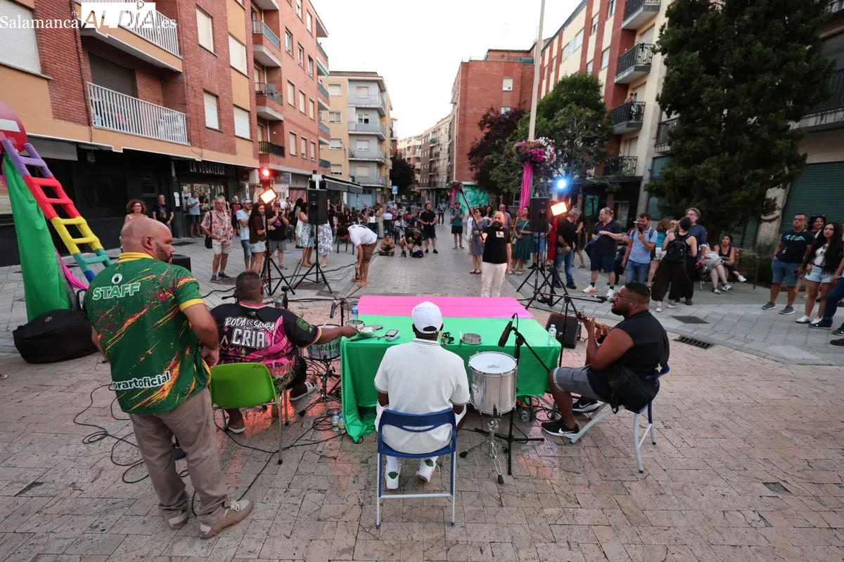 El Barrio del Oeste acoge una multitudinaria roda de samba al aire libre. Foto de David Sañudo