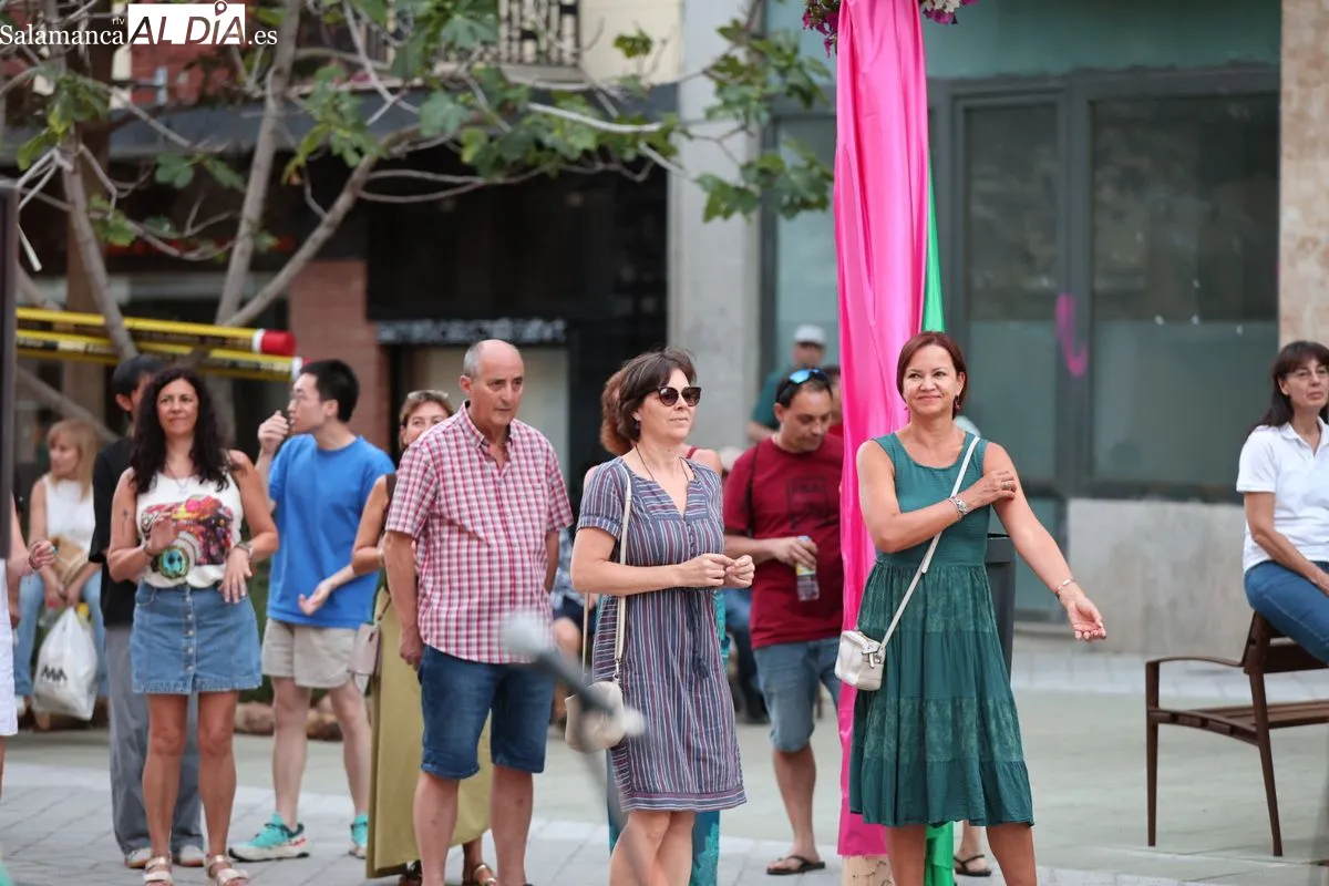 El Barrio del Oeste acoge una multitudinaria roda de samba al aire libre. Foto de David Sañudo