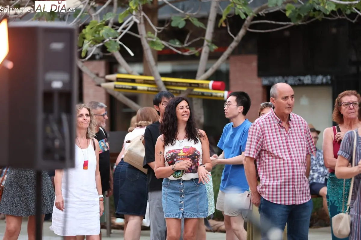 El Barrio del Oeste acoge una multitudinaria roda de samba al aire libre. Foto de David Sañudo