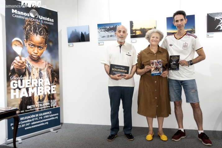 La exposición solidaria de los Jueves Fotográficos en el Casino sigue acaparando el interés del público