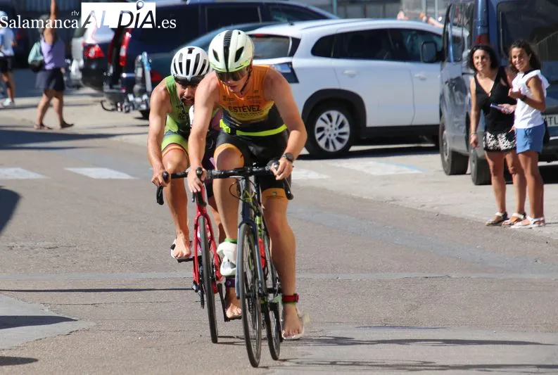 Foto 11 - Herrero y Rodr&iacute;guez se imponen en el exigente Triatl&oacute;n de Alba de Tormes