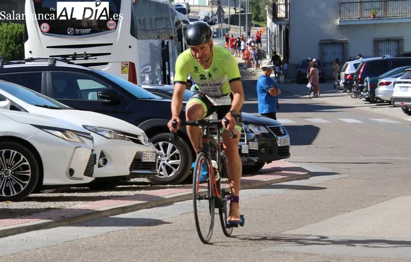 Foto 13 - Herrero y Rodr&iacute;guez se imponen en el exigente Triatl&oacute;n de Alba de Tormes