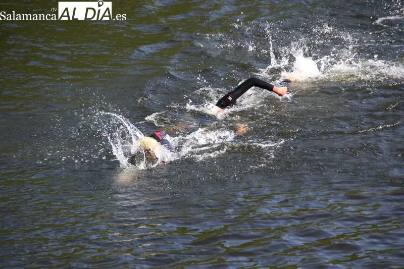 Foto 2 - Herrero y Rodr&iacute;guez se imponen en el exigente Triatl&oacute;n de Alba de Tormes