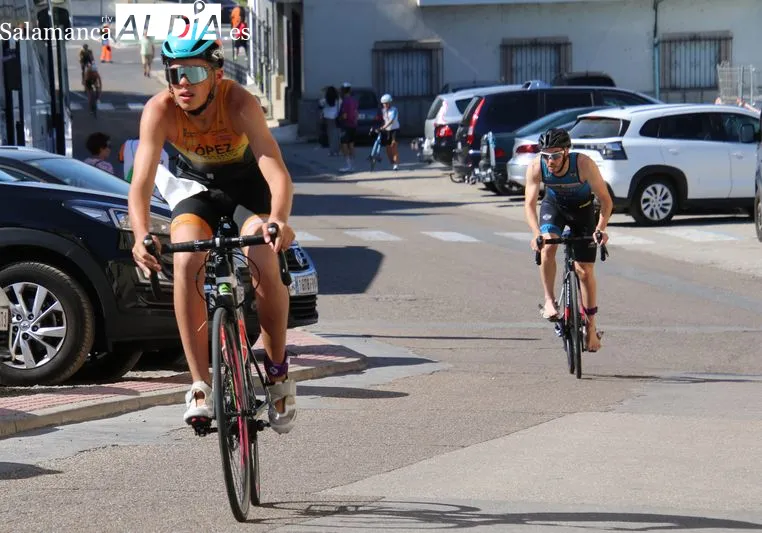 Foto 8 - Herrero y Rodr&iacute;guez se imponen en el exigente Triatl&oacute;n de Alba de Tormes