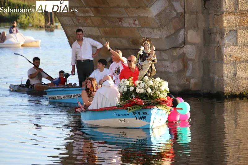 Foto 11 - La emoci&oacute;n inunda el Tormes en la hist&oacute;rica procesi&oacute;n de la Virgen del Carmen en Alba