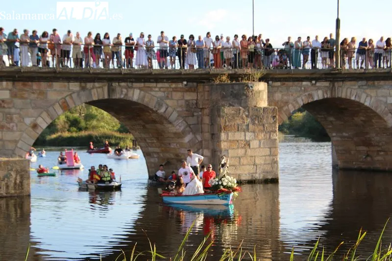 Foto 12 - La emoci&oacute;n inunda el Tormes en la hist&oacute;rica procesi&oacute;n de la Virgen del Carmen en Alba