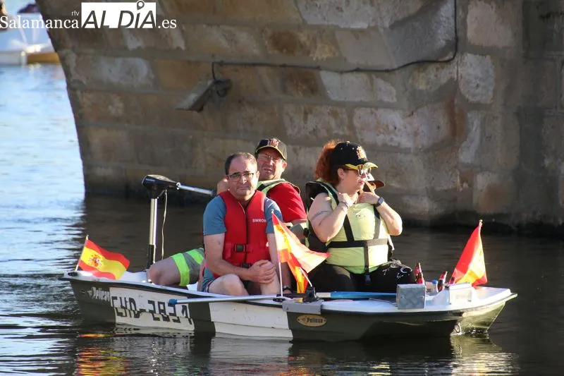 Foto 13 - La emoci&oacute;n inunda el Tormes en la hist&oacute;rica procesi&oacute;n de la Virgen del Carmen en Alba