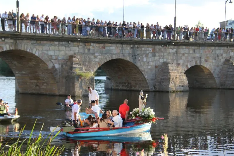 Foto 14 - La emoci&oacute;n inunda el Tormes en la hist&oacute;rica procesi&oacute;n de la Virgen del Carmen en Alba