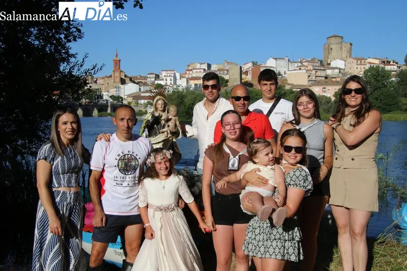 Foto 4 - La emoci&oacute;n inunda el Tormes en la hist&oacute;rica procesi&oacute;n de la Virgen del Carmen en Alba