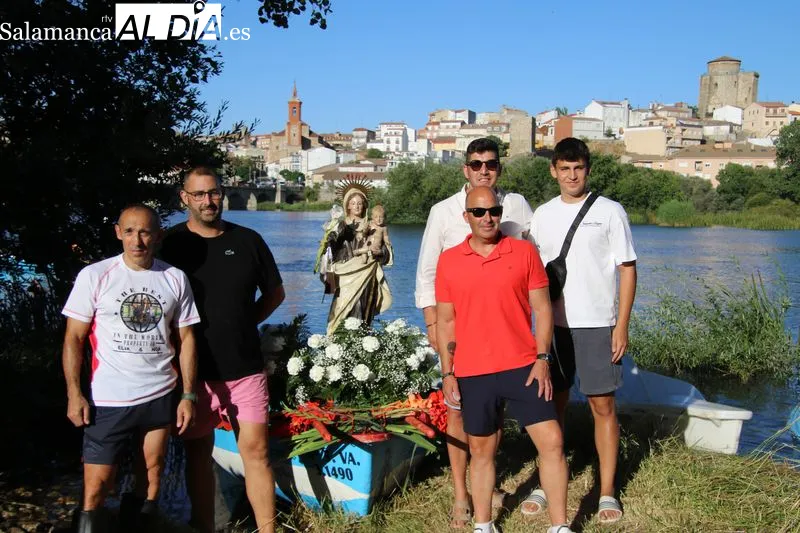 Foto 5 - La emoci&oacute;n inunda el Tormes en la hist&oacute;rica procesi&oacute;n de la Virgen del Carmen en Alba