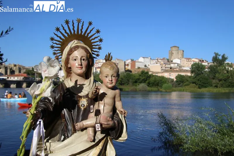 Foto 6 - La emoci&oacute;n inunda el Tormes en la hist&oacute;rica procesi&oacute;n de la Virgen del Carmen en Alba