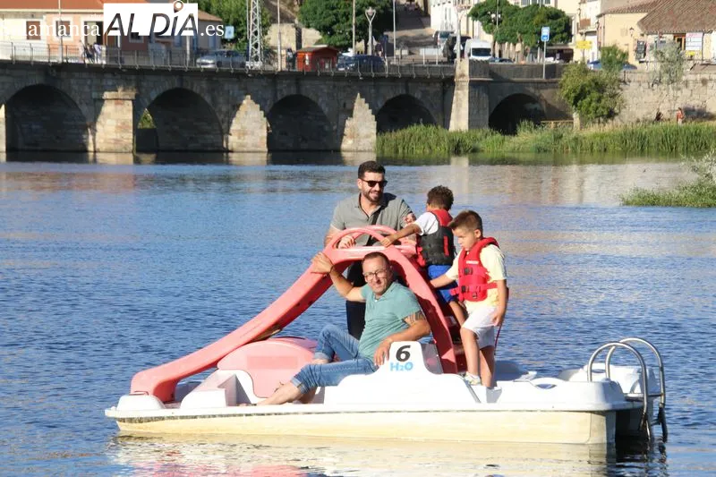 Foto 7 - La emoci&oacute;n inunda el Tormes en la hist&oacute;rica procesi&oacute;n de la Virgen del Carmen en Alba