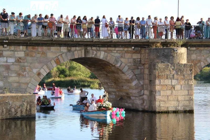 Foto 10 - La emoci&oacute;n inunda el Tormes en la hist&oacute;rica procesi&oacute;n de la Virgen del Carmen en Alba