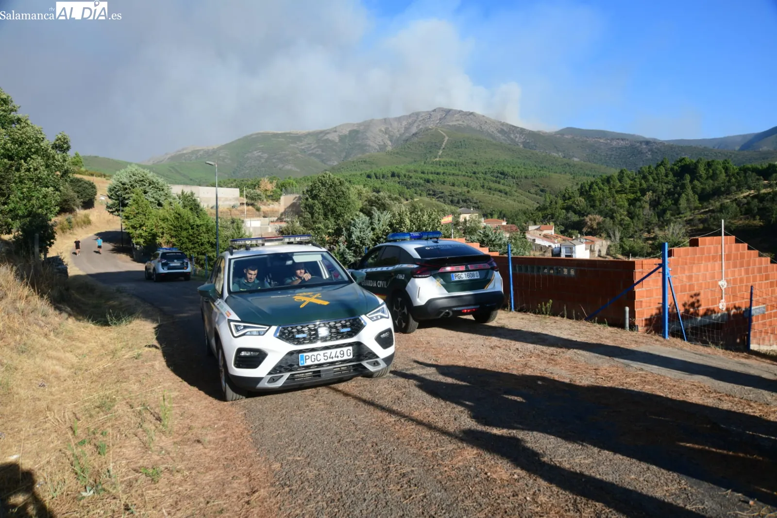 Vecinos y Guardia Civil en la pedanía de Vegas de Domingo Rey. Fotos: Adrián Martín