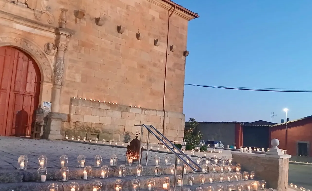 Foto 2 - Las velas y los relatos toman la Plaza Mayor de Babilafuente en su d&eacute;cima edici&oacute;n