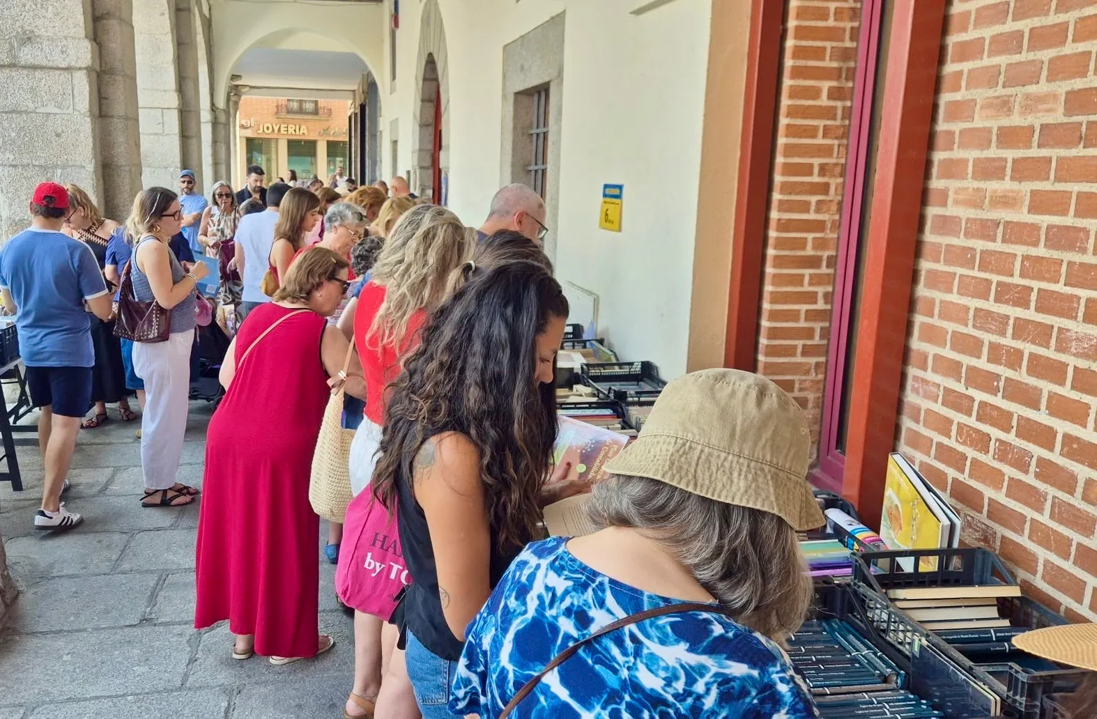 Foto 2 - El Mercadillo de Libros Olvidados vuelve un a&ntilde;o m&aacute;s multitudinario en la previa de las fiestas