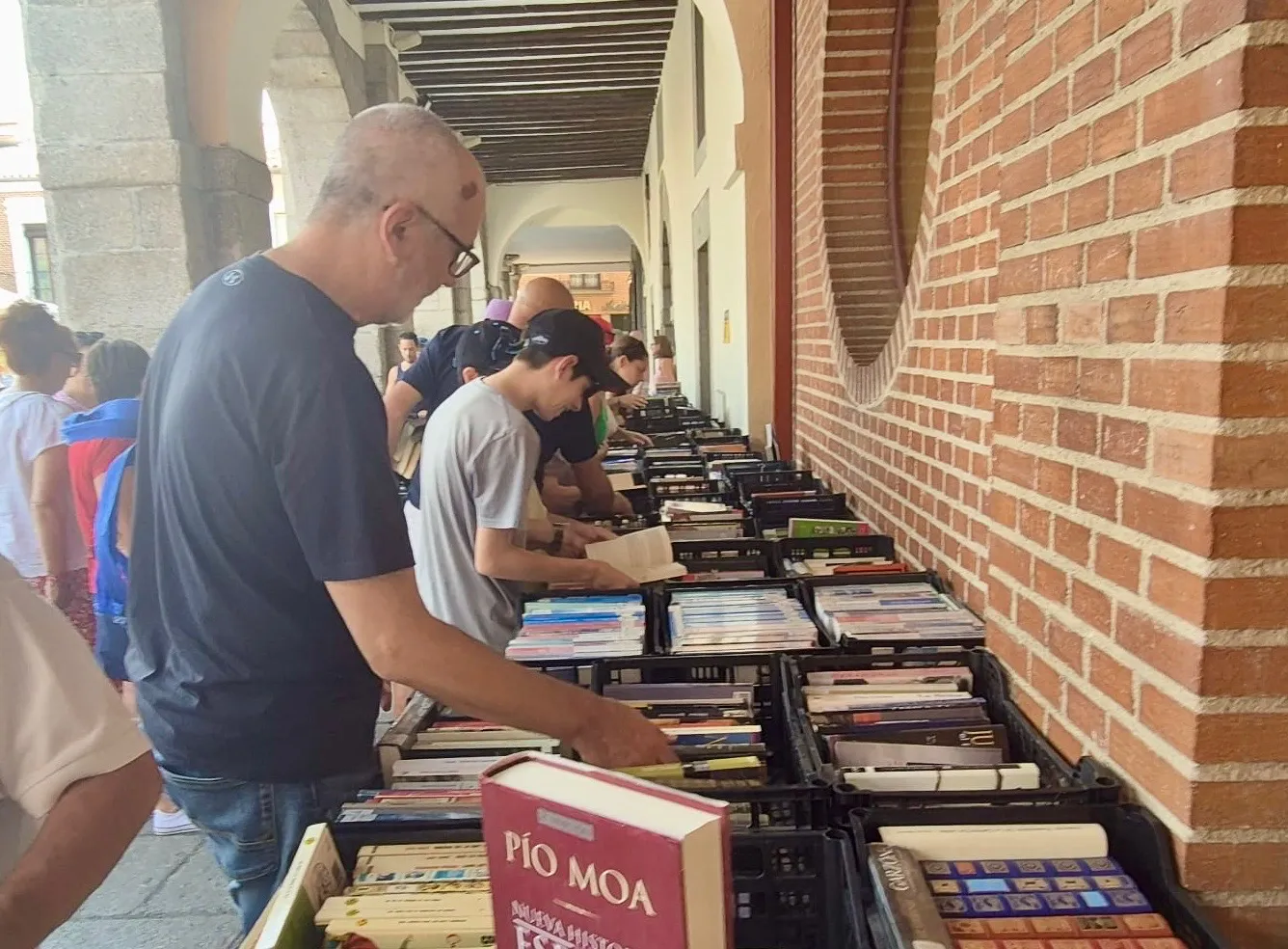 Foto 4 - El Mercadillo de Libros Olvidados vuelve un a&ntilde;o m&aacute;s multitudinario en la previa de las fiestas