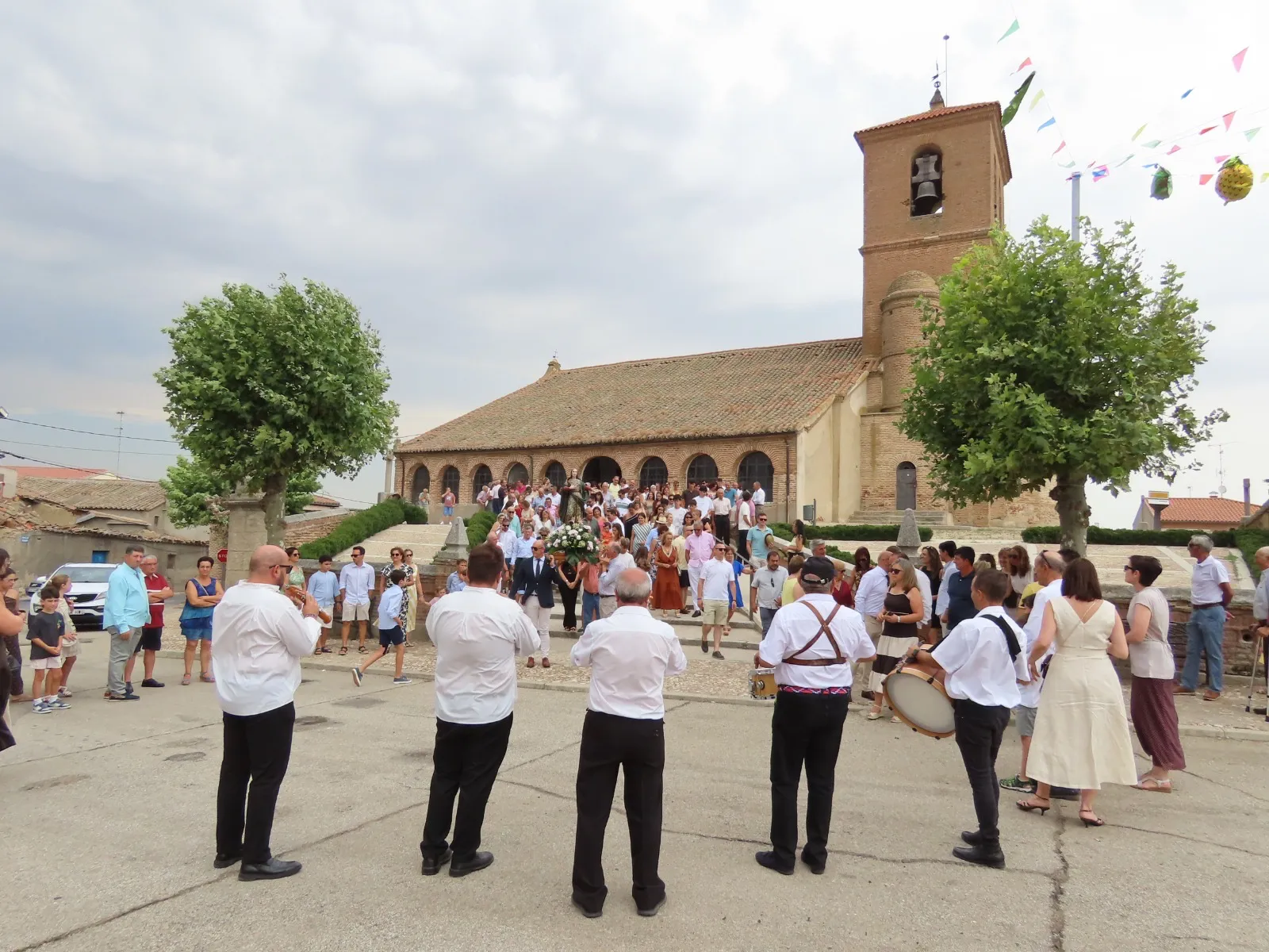 Foto 5 - Aldeaseca de la Frontera acompa&ntilde;a a su patrona, Nuestra Se&ntilde;ora de la Asunci&oacute;n, entre bailes, vivas y un gran ambiente festivo