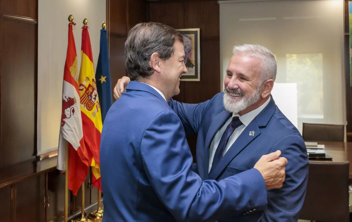 El presidente de la Junta de Castilla y León, Alfonso Fernández Mañueco, se ha reunido con el presidente de la Junta de Semana Santa de Salamanca, Francisco Hernández Mateo