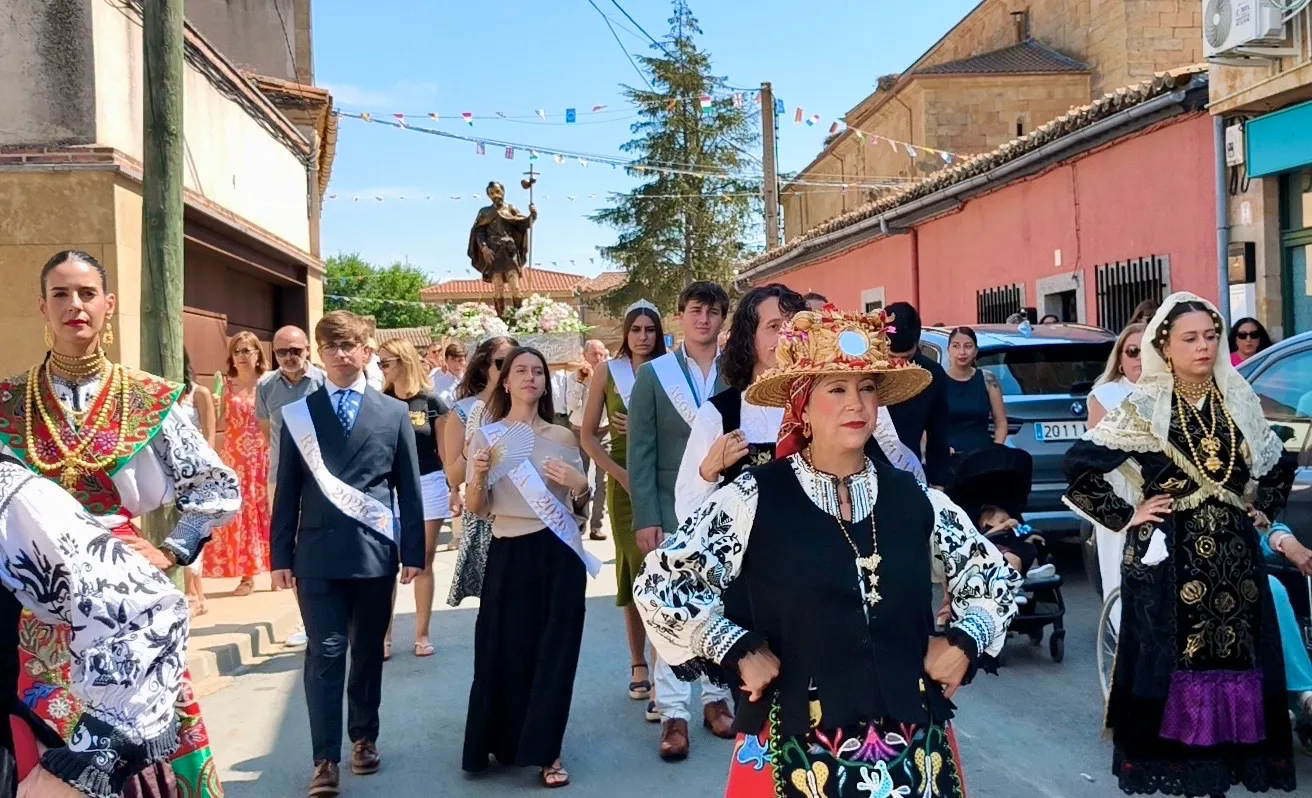 Foto 5 - Babilafuente mantiene viva y multitudinaria su tradici&oacute;n en honor a San Roque