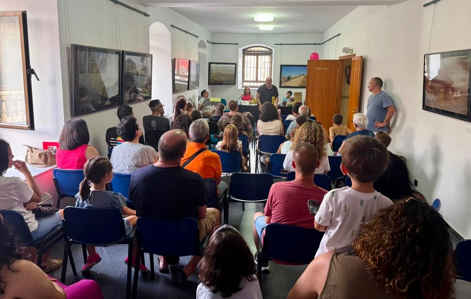 Foto 2 - Emotiva y concurrida presentaci&oacute;n de los libros infantiles &lsquo;Tikis Mikis&rsquo; y &lsquo;Tu me pintas, yo te cuento&rsquo; en Cantalpino