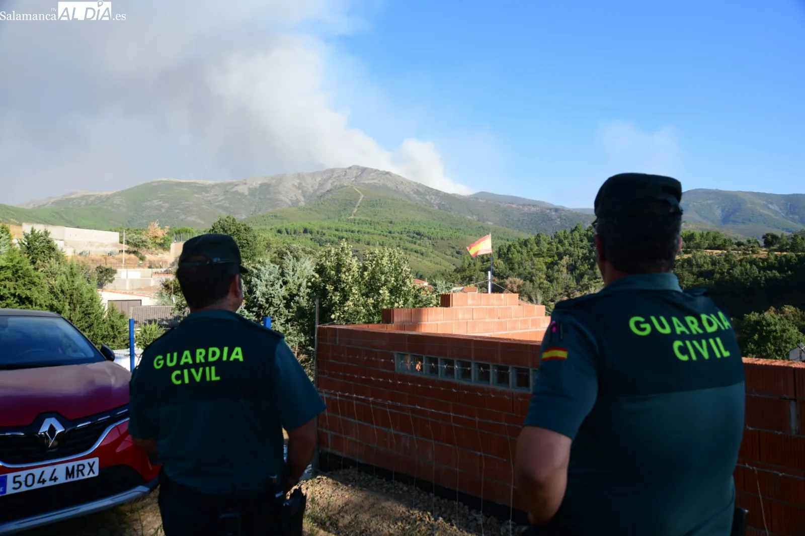 Vecinos y Guardia Civil en la pedanía de Vegas de Domingo Rey. Fotos: Adrián Martín